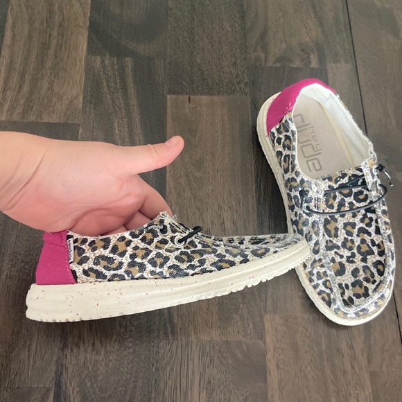 Hey Dude Wendy Youth Cheetah Slip On Shoes Sz Y2 EUC - Picture 9 of 13